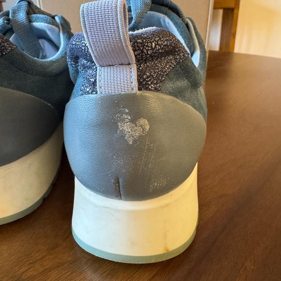 Munro Woman’s Blue Suede Lace Up Sneakers size 9W Flaw on Heel - Picture 5 of 10